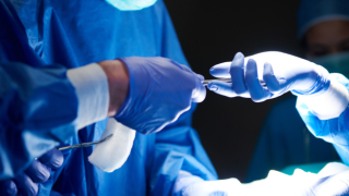 Αρχίζουν άμεσα τα απογευματινά χειρουργεία για να μπει φρένο στα «φακελάκια»