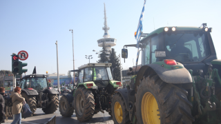 Με μαύρες σημαίες και... φέρετρα, τα τρακτέρ στην πορεία έξω από τη ΔΕΘ- Έχουν «κλείσει» όλο το κέντρο