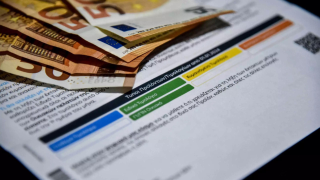 Νέο μπέρδεμα με τα «πολύχρωμα» τιμολόγια: Τι αλλάζει στο μικτό και το πράσινο