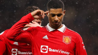 Η Παρί Ζεν Ζερμέν κοιτάει τον Μάρκους Ράσφορντ της Μάντσεστερ Γιουνάιτεντ