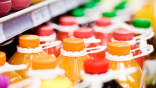 ΑΑΔΕ: Φθηνότερα τα αναψυκτικά «στο χέρι»