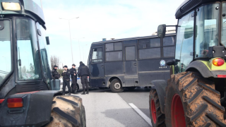 «Μπλόκο» της ΕΛΑΣ στην μηχανοκίνητη πορεία των αγροτών στην Θεσσαλονίκης - Μουδανιών