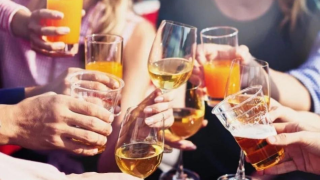 Ούζο ή τσίπουρο; Ανέβασαν τα ποσοστά τους στο... αλκοόλ οι Έλληνες