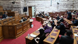 Άνω κάτω η Βουλή για τα ομόφυλα ζευγάρια - Ο αποκλεισμός της Ιεράς Συνόδου και η ατάκα για «γκέι ιερείς»