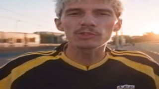 Γερμανός τραγουδιστής κυκλοφορεί το νέο του videoclip με ιστορική εμφάνιση της... ΑΕΚ!