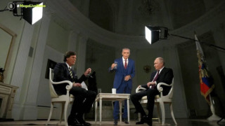 Νίκος Ευαγγελάτος: Μπήκε «σφήνα» στη συνέντευξη Πούτιν-Κάρλσον με ένα ποτήρι νερό