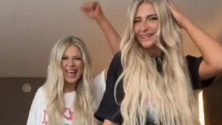 Η 22χρονη με την 29χρονη «μητέρα» που μοιάζουν σαν δυο σταγόνες νερό