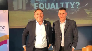 Ο Καραμέρος πήγε στην παρουσίαση του νέου κόμματος Κόκκαλη και «τα άκουσε» από τον Κασσελάκη