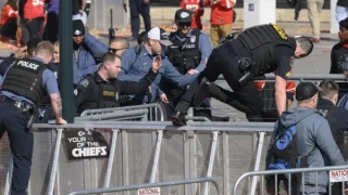 Κάνσας: Μία νεκρή και πάνω από 20 τραυματίες στο νέο επεισόδιο μαζικών πυροβολισμών