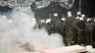 Φωτιές στη θύρα 4, η κατάσταση έχει ξεφύγει! (video)