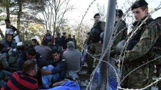 ΕΚΤΑΚΤΟ: Αφγανοί κάθισαν επάνω στη σιδηροδρομική γραμμή στην Ειδομένη