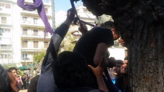 ΣΟΚ: Απόπειρα αυτοκτονίας από δύο μετανάστες στην πλατεία Βικτωρίας