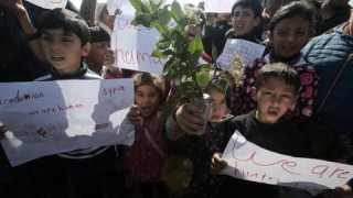 Πρόσφυγες στην Ειδομένη: «Μέρκελ βοήθησέ μας, είμαστε άνθρωποι»