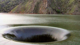 Σιγά σιγά λάμπει όλη η αλήθεια για την τρύπα στο νερό!