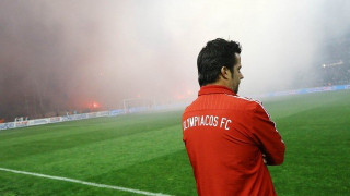 Ανεγκέφαλος: Πέταξε πλαστικό ποτήρι στον Σίλβα (video)