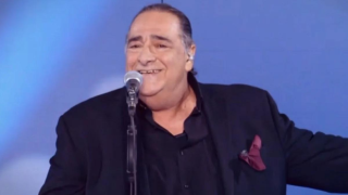 J2US: Συγκινητικό αφιέρωμα στον Βασίλη Καρρά από τους συνεργάτες του - Δάκρυσε η Δέσποινα Βανδή (vids)