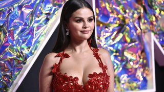 Σελένα Γκόμεζ: Ποζάρει γυμνή στη μπανιέρα και τρώει κρουασάν - Οι «40 ώρες στο Παρίσι»