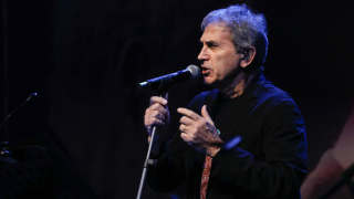 Δάκρυσε ο Νταλάρας: «Άλλη Ελλάδα ονειρεύτηκα, δεν είναι χώρα αυτή»