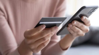 Πίστευε ότι γνώρισε τον απόλυτο έρωτα μέχρι που της άρπαξε 350 χιλιάδες ευρώ