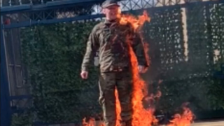 Ουάσιγκτον: Στρατιωτικός των ΗΠΑ αυτοπυρπολήθηκε έξω από την πρεσβεία του Ισραήλ