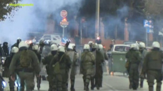 Θεσσαλονίκη-Επεισόδια έξω από το ΑΠΘ: Κουκουλοφόροι έριξαν μολότοφ στους αστυνομικούς (vid)