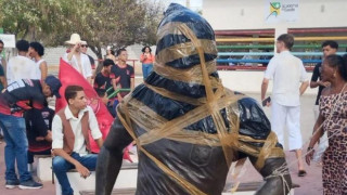 Βανδάλισαν το άγαλμα του Ντάνι Άλβες στη γενέτειρά του - Ζητούν την αφαίρεσή του!