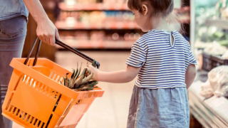 Πληθωρισμός: Η αλλαγή στις καταναλωτικές συνήθειες ρίχνει τις τιμές