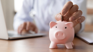 Άγνωστη λέξη στους Έλληνες η αποταμίευση- Γιατί φοβούνται να επενδύσουν