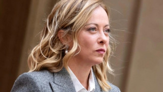 Ιταλία: Η Μελόνι απαγορεύει στα ομόφυλα ζευγάρια να γίνουν γονείς