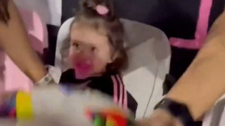 Επική αντίδραση πατέρα όταν εκτέλεση φάουλ του Μέσι χτύπησε την κόρη του στην κερκίδα (vid)