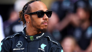 Ο Λιούις Χάμιλτον τράβηξε τα βλέμματα πάνω του φορώντας ένα μπόμπερ κόστους 12.450 ευρώ (pics)