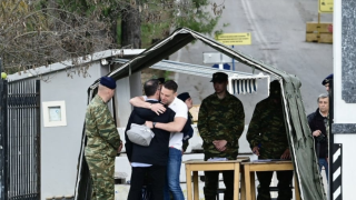 Κασσελάκης: Με πόσους φαντάρους μοιράζεται τον θάλαμο