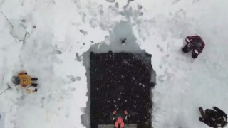 Άλπεις: Κολύμπησε με μια ανάσα 140 μέτρα κάτω από παγωμένη λίμνη και ξαναπήρε το παγκόσμιο ρεκόρ