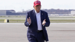 Τραμπ για Ζελένσκι: «Είναι ο καλύτερος πωλητής, έρχεται στις ΗΠΑ και φεύγει με 50-60 δισ.»