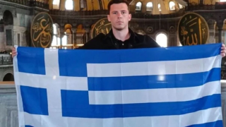 Έλληνας άνοιξε τη σημαία στην Αγία Σοφία και έγραψε «Αγαπημένη μου Πόλη, για πάντα Ελληνική»