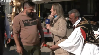 Τύρναβος: Οι ντόπιοι τρέλαναν την ρεπόρτερ της ΕΡΤ- «Χρόνια πολλά και χαρά στα σκέλια μας»
