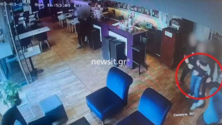 Βίντεο ντοκουμέντο: Η στιγμή που ο 55χρονος μαχαίρωσε τον μάγειρα για ένα κοντοσούβλι