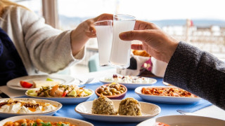 Ηράκλειο: Γερμανός τουρίστας ήπιε 8 καραφάκια ούζο και ξέχασε τον 9χρονο γιο του