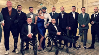 Ουκρανή πορνοστάρ φωτογραφήθηκε με βετεράνους του πολέμου