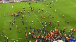 Τράμπζονσπορ: Ντου οπαδών στο γήπεδο και ξύλο με τους παίκτες της Φενέρ (vid)