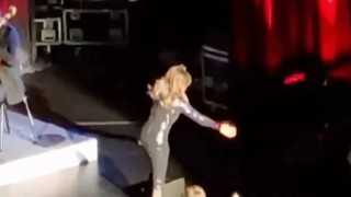 Ατύχημα ΣΟΚ για τη Βίκυ Λέανδρος- Έπεσε από τη σκηνή σε συναυλία