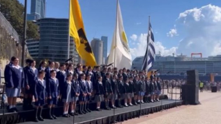 Αυστραλία: Οι Έλληνες της διασποράς τραγουδούν τον εθνικό ύμνο έξω από την όπερα του Σίδνεϊ (video)