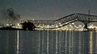 ΗΠΑ: Πλοίο έπεσε σε γέφυρα, οχήματα βρέθηκαν στο νερό! (vid)