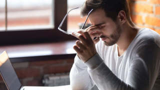 Υποφέρουν τα μάτια σου από την ακτινοβολία της οθόνης; Έτσι θα τα ξεκουράσεις