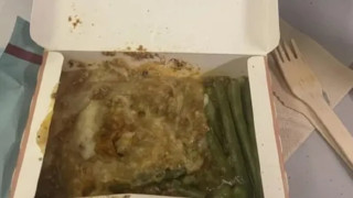 Σάλος με αεροπορική εταιρεία που σέρβιρε «φαγητό φυλακής» στους επιβάτες!