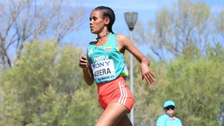 Έτρεξε με ένα παπούτσι και κατέκτησε το αργυρό μετάλλιο στο Παγκόσμιο ανώμαλου δρόμου!