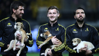 Υπέροχη κίνηση από τον Άρη: Οι παίκτες βγήκαν στο γήπεδο έχοντας κουτάβια στις αγκαλιές τους