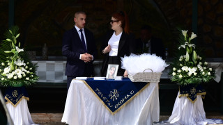 Αγ. Ανάργυροι: Σε λευκό φέρετρο και με νυφικό η 28χρονη Κυριακή-Κατέρρευσε η μητέρα της