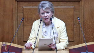 H Ακρίτα για τις «κούκλες, ξανθές και εντυπωσιακές ρεπόρτερ» και την «τηλεοπτική μηχανή του κιμά»