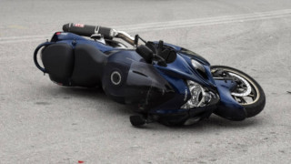 Λαμία: Σφοδρή σύγκρουση μοτοσικλέτας με αυτοκίνητο- Ένας τραυματίας (vid)